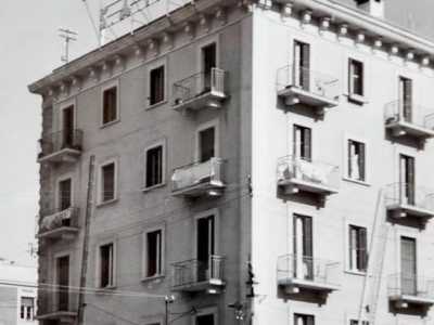 Sino alla fine degli anni 40 la produzione di caff� rimase quindi circoscritta al bisogno del Savoia, ma nel 1952 tutto cambi�. La richiesta divenne molto alta e cos� la torrefazione si spost� in una sede un po� pi� grande, in via Emanuele Mola, nel quartiere Madonnella 